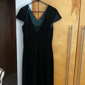 Lulus large Elegant green Velvet Dress so a pretty never worn stretchy